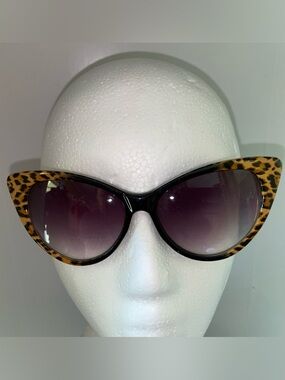 Cat-Eye Leopard Frame Sunglasses - Black and Brown Tint